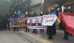 Дело об убийстве Шеремета: Антоненко вовремя не доставили на заседание, под зданием суда проходит акция в поддержку подсудимых. ВИДЕО+ФОТОрепортаж