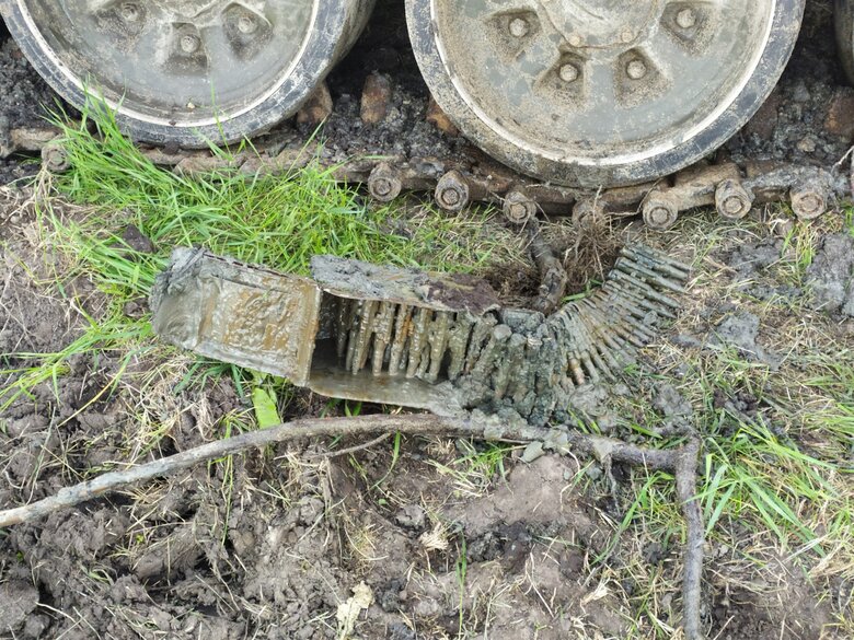 На Чернігівщині з річки витягли танки з законсервованими окупантами 03