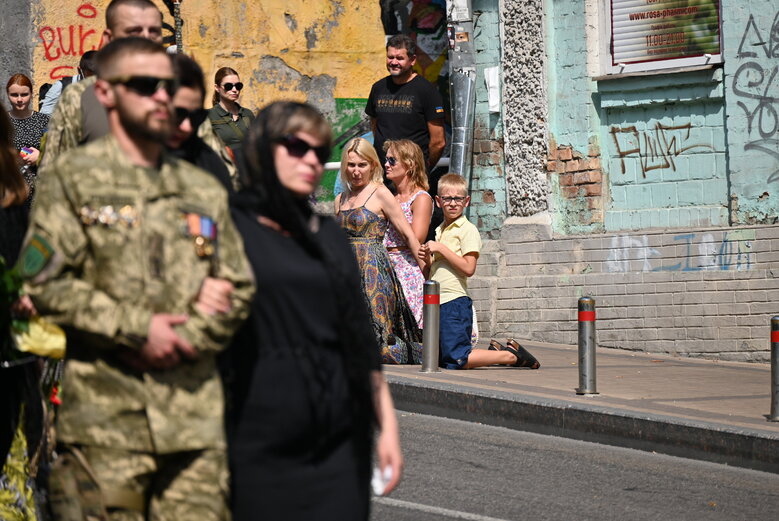 Із полковником, депутатом Київради від ЄС Сергієм Ільницьким (Сокіл), який загинув у бою проти рашистів у лавах піхоти 28 ОМБр, попрощалися в Києві 37