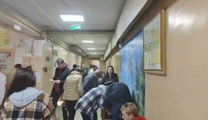 У Бердянську люди годинами стоять за довідками, на Луганщині бракує тисяч медиків