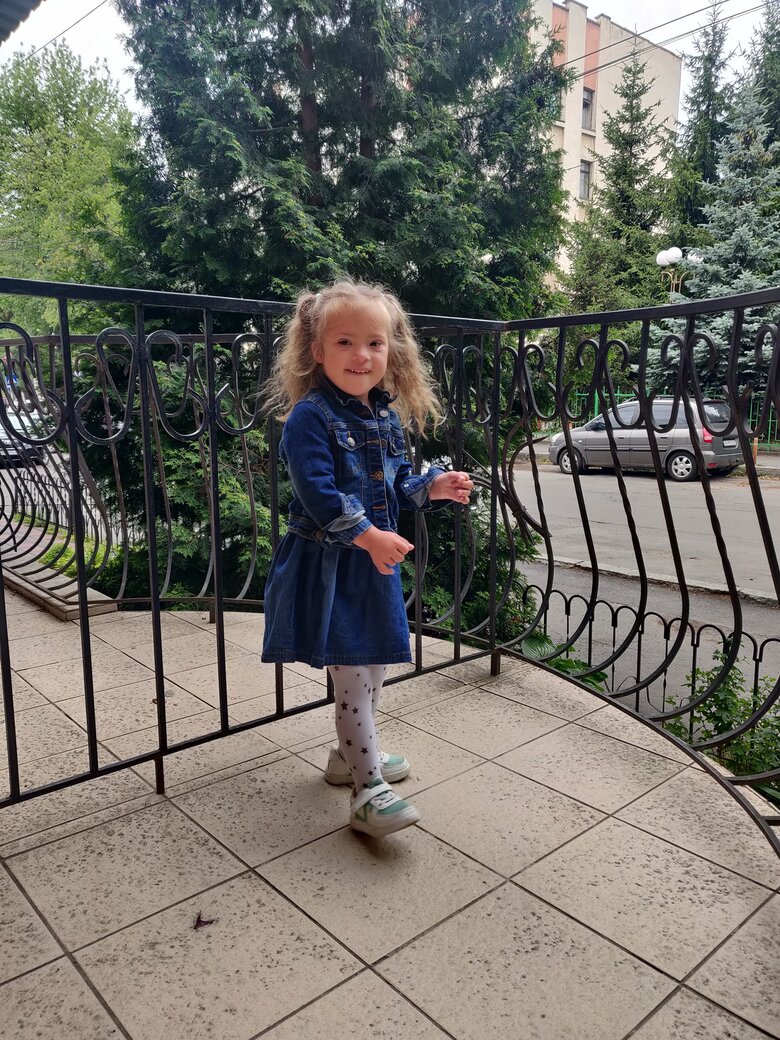 Мама загиблої внаслідок обстрілу Вінниці 4-річної Лізи написала емоційний допис: Не вірю...Кляті нелюди вбили тебе і мене 04