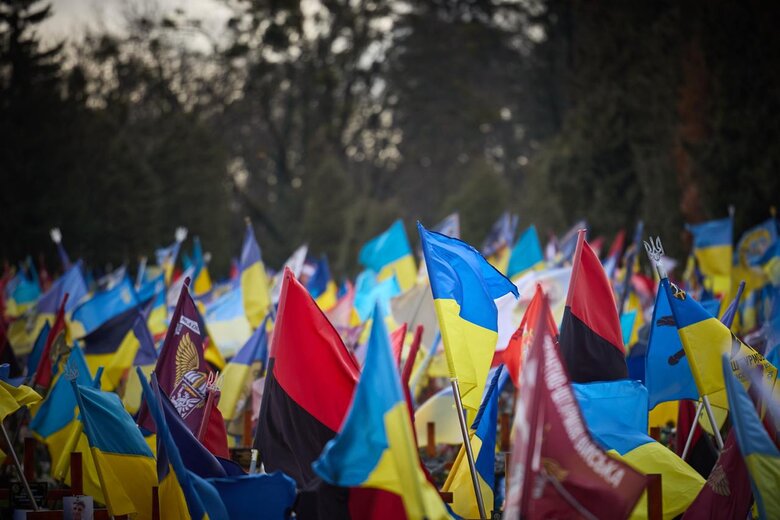 Зеленський прибув до Львова: вшанував пам'ять полеглих воїнів на Марсовому полі.