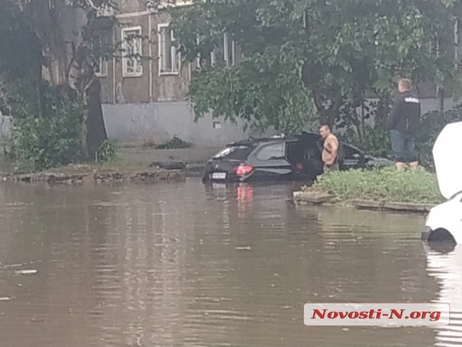 Десятки автомобілів потонули після зливи в Миколаєві 07