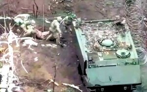 медики вивозять із позиції поранениї воїнів