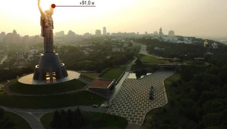 На вершине памятника "Родина-мать" в Киеве открыли смотровую площадку. ФОТО