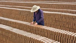 В Китае рабочие завода получили зарплату кирпичами