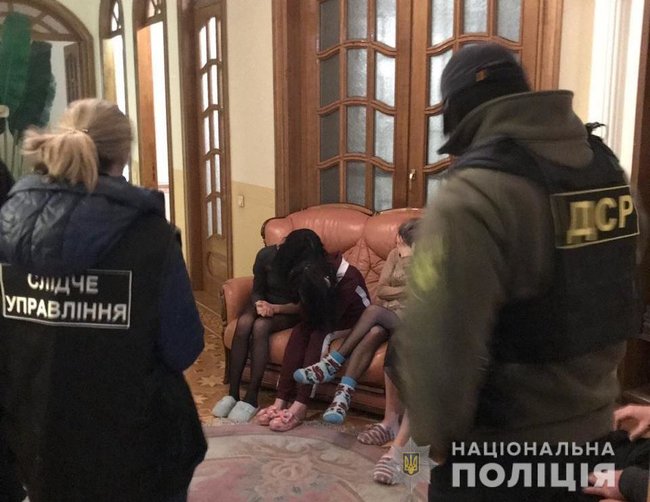 Троє одеситів організували бордель, щоб грабувати його відвідувачів, - Нацполіція 03