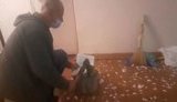 В поселке Аулы Днепропетровской области члены избирательной комиссии топором погасили неиспользованные бюллетени. ВИДЕО