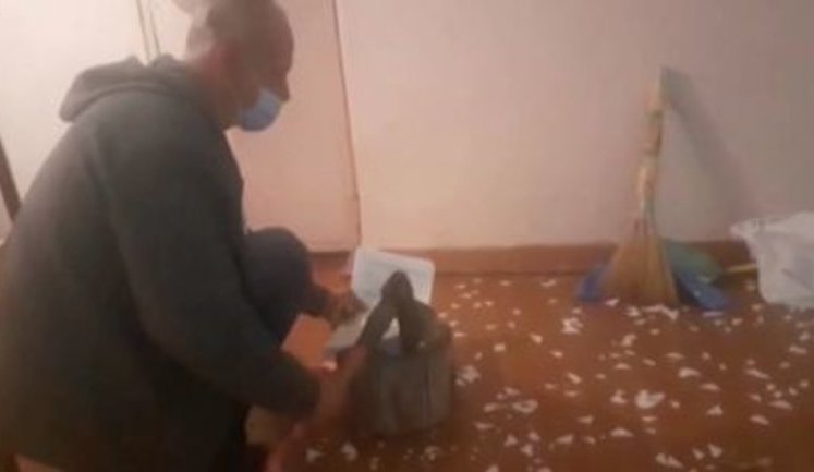 У селищі Аули Дніпропетровської області члени виборчої комісії сокирою погасили невикористані бюлетені. ВIДЕО