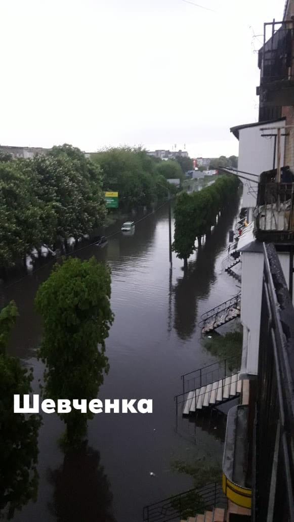 Знеструмлені населені пункти, підтоплені вулиці і будинки: наслідки негоди в Україні 07