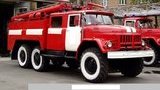 Пожежна машина провалилася в яму в Києві. ВIДЕО