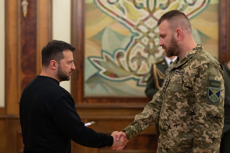 Зеленський вручив генеральські погони військовим і правоохоронцям 03