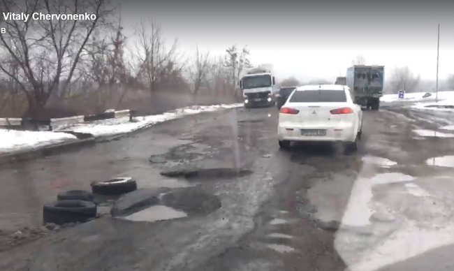 Є дуже погані дороги, а є дорога у Смілі, - частина траси Київ-Дніпро складається з суцільних ям 01