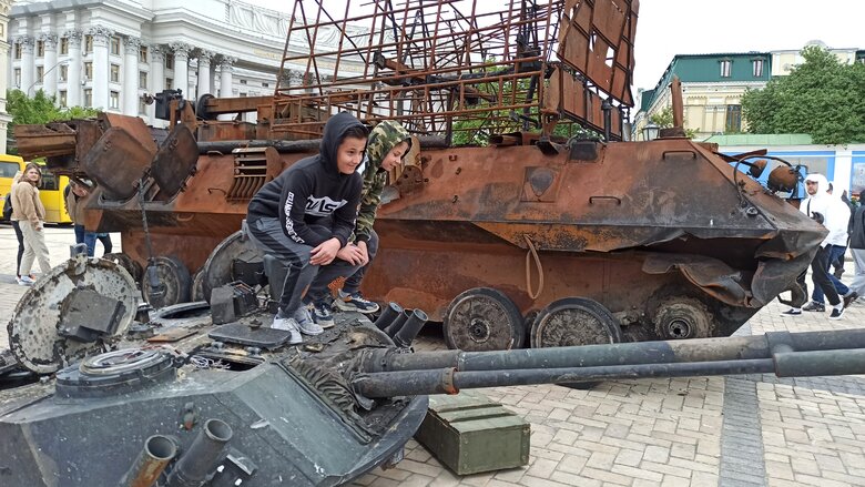 Танк, БМД та Тигр: В центрі Києва відкрилась виставка демілітаризованої техніки російських окупантів 11
