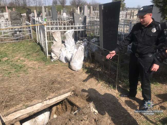 Двоє вандалів намагалися пограбувати могили розстріляних нацистами мирних жителів у Вінницькій області, - Нацполіція 03