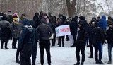 Зеленского на форуме "Украина 30" встретили пикетом в поддержку "каналов Медведчука". ФОТОрепортаж