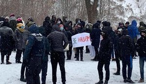 Зеленского на форуме "Украина 30" встретили пикетом в поддержку "каналов Медведчука". ФОТОрепортаж