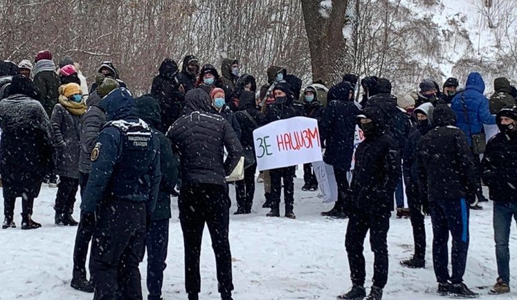 Зеленского на форуме "Украина 30" встретили пикетом в поддержку "каналов Медведчука". ФОТОрепортаж