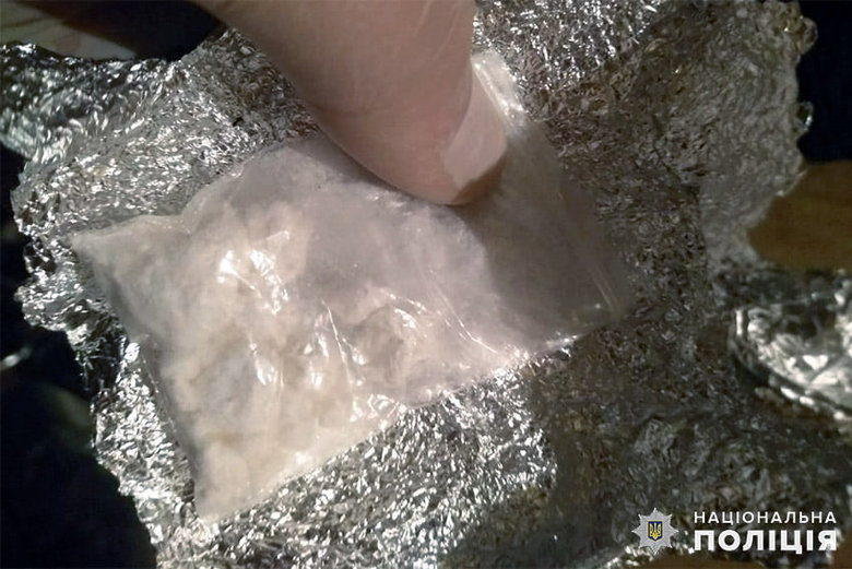 Сбывал наркотики на переменах: в Хмельницком задержали 38-летнего учителя местного лицея 02