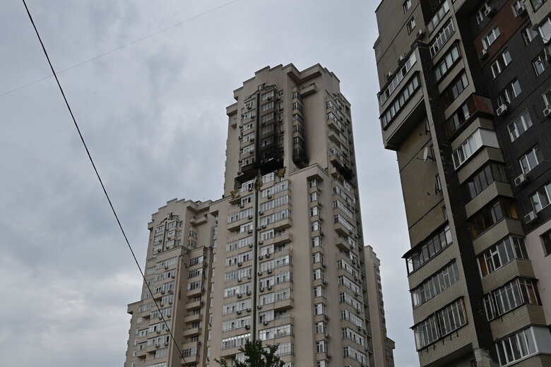 Последствия падения обломков вражеской ракеты на многоэтажку в Соломенском районе Киева 03