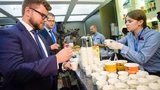 "Укрзализныця" запускает в тестовом режиме продажу еды в поездах. ФОТО
