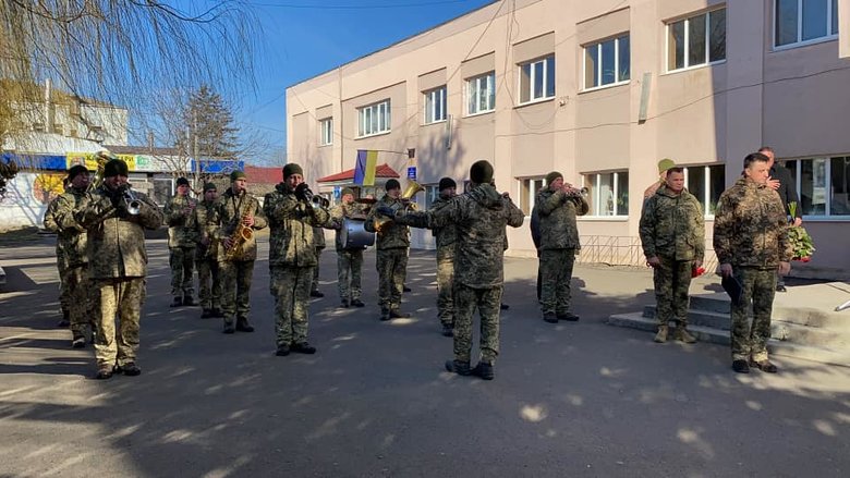 На Вінниччині попрощалися із загиблим внаслідок російського обстрілу воїном 56-ї ОМПБр Денисом Кононенком 05