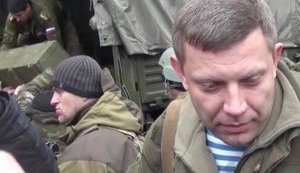 Российских оккупантов в форме сфотографировали рядом с главарем донецких террористов. ФОТО