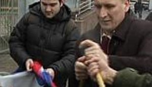 Украинские националисты отметили инаугурацию Януковича уничтожением российского флага. ВИДЕО.