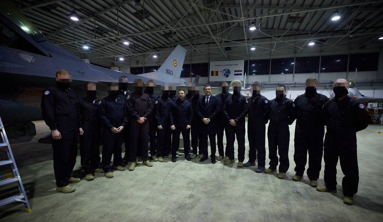 Зеленський зустрівся з українськими пілотами, які навчаються керувати F-16 у Румунії