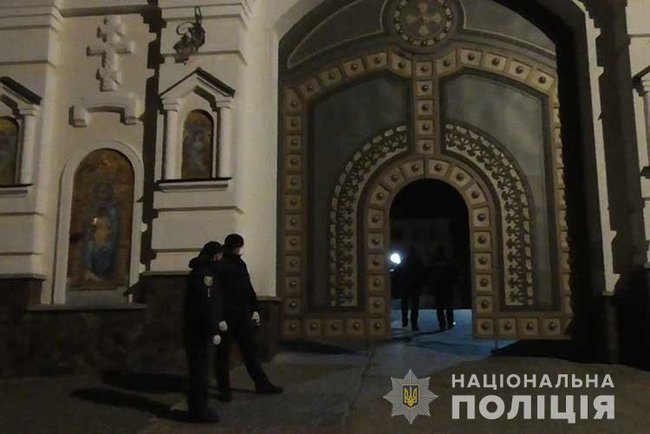 Нарушения карантина зафиксированы во время пасхального богослужения в Почаевской лавре, - полиция 02