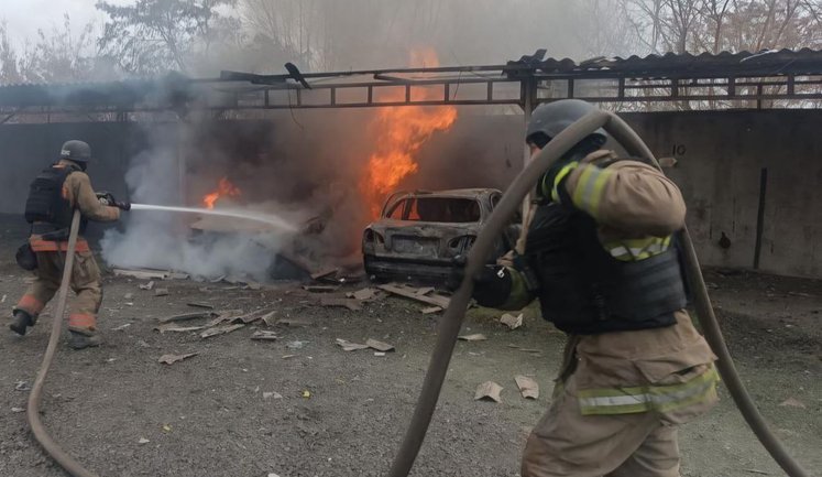 Враг нанес удары по трем районам Днепропетровщины: повреждены дома, автомобили, предприятие, общежитие и АЗС. ФОТОрепортаж