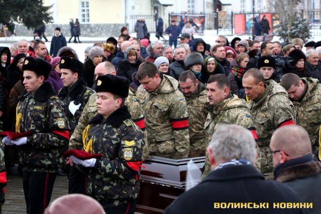 Сотні людей прийшли попрощатися з мером Луцька Романюком 08