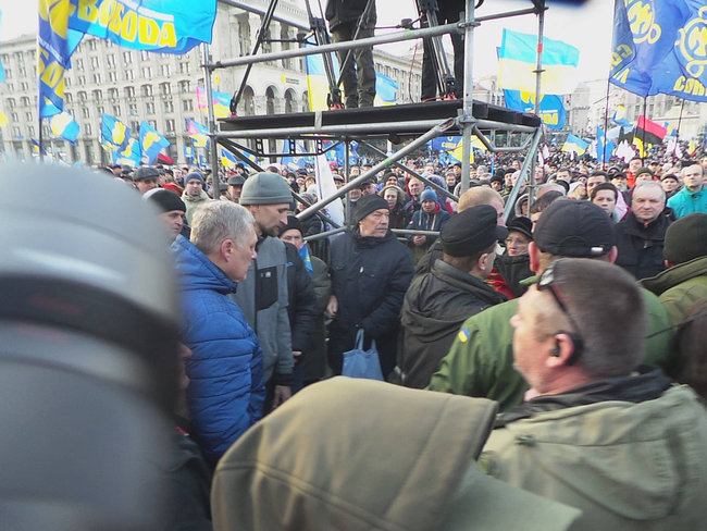 Во время вече на Майдане поймали провокатора: он бросил в сторону сцены несколько яиц 03