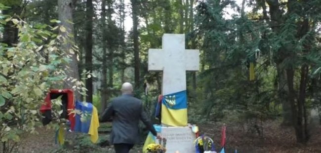 Пособник террористов Филлипс осквернил могилу Бандеры в Мюнхене 01