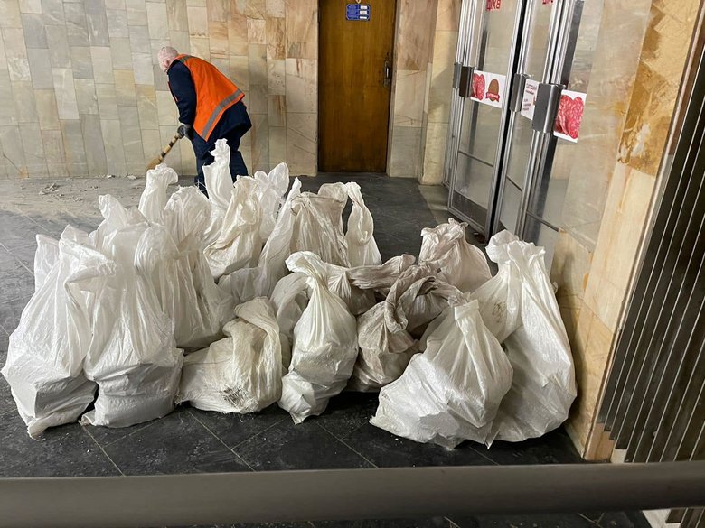 У вестибюлі на станції метро у Харкові обвалилася стеля: постраждалих немає 03
