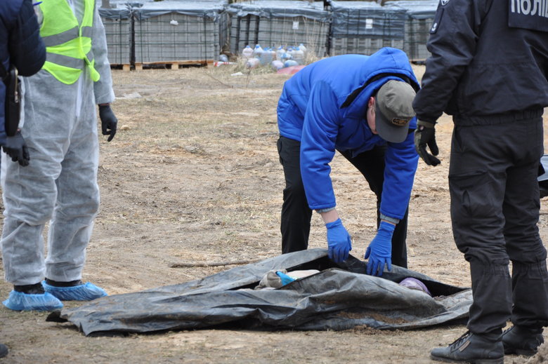 В Бучі ексгумують з братської могили тіла вбитих росіянами мирних жителів: Майже всі з вогнепальними пораненнями, деякі із завязаними руками та ногами 23