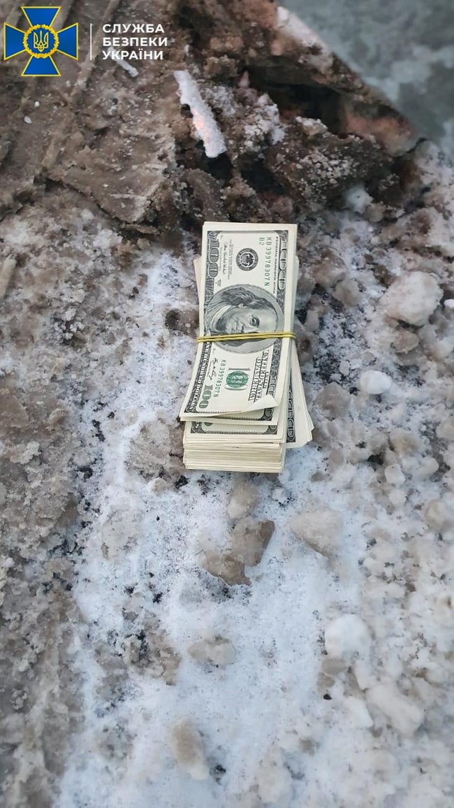 Столичный полицейский задержан при получении $10 тыс. взятки за закрытие уголовного производства, - СБУ 02
