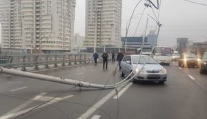 На Шулявском мосту в Киеве упали столбы освещения. ВИДЕО+ ФОТО