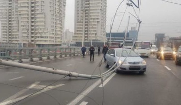 На Шулявском мосту в Киеве упали столбы освещения. ВИДЕО+ ФОТО