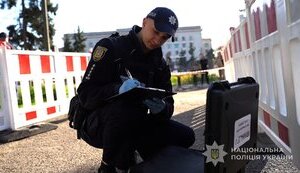 Чоловік накинувся із ножами на поліціянтів в Одесі: його та правоохоронців ушпиталили з пораненнями. ФОТО