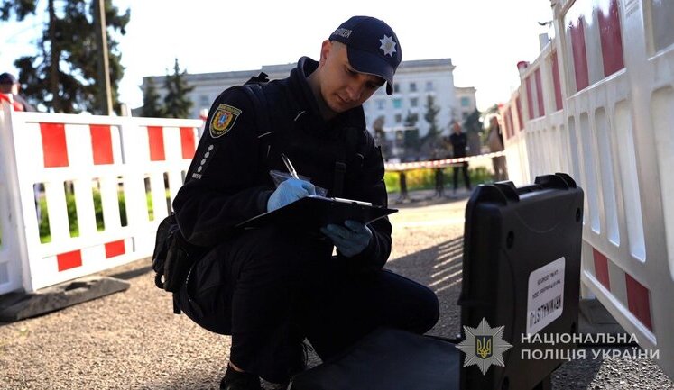Чоловік накинувся із ножами на поліціянтів в Одесі: його та правоохоронців ушпиталили з пораненнями. ФОТО
