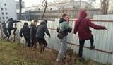 На Черепановій горі у Києві вирубали дерева заради чергової забудови: активісти повалили будівельний паркан, поліція не втручалась. ВІДЕО+ФОТОрепортаж