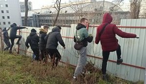 На Черепановой горе в Киеве вырубили деревья ради очередной застройки: активисты повалили строительный забор, полиция не вмешивалась. ВИДЕО+ФОТОрепортаж