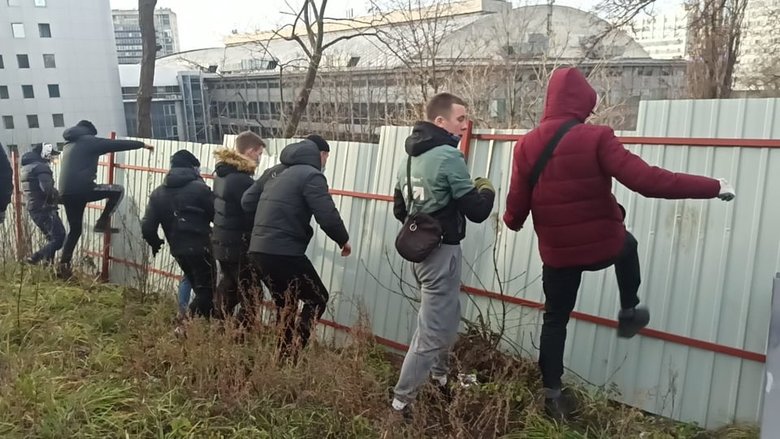 На Черепановой горе в Киеве вырубили деревья ради очередной застройки: активисты повалили строительный забор, полиция не вмешивалась 01