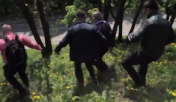 Симоненко убегает с первомайского митинга: "Сдохни падло!". ВИДЕО