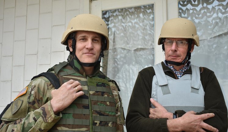 Іноземні радники стратегічного рівня Абізейд і Паркер відвідали район проведення АТО. ФОТОрепортаж