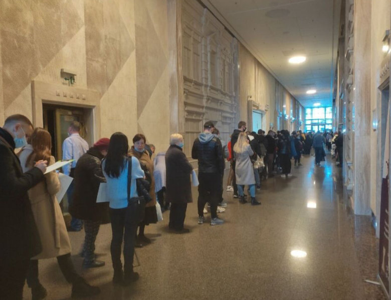 Після потрапляння регіону в червону зону величезні черги на вакцинацію вишикувалися в Дніпрі 02 Після потрапляння регіону в червону зону величезні черги на вакцинацію вишикувалися в Дніпрі 02