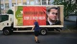 Під будівлею САП стоять вантажівки "Квочки" Бахматюка. ФОТО
