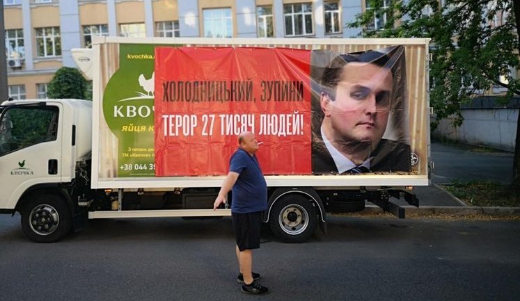 Під будівлею САП стоять вантажівки "Квочки" Бахматюка. ФОТО