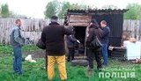 На Сумщине мужчина посадил наемного работника на цепь. ФОТОрепортаж